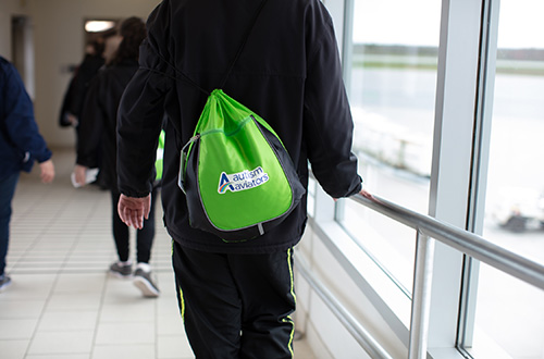 Un aviateur autiste se promenant dans l'aéroport