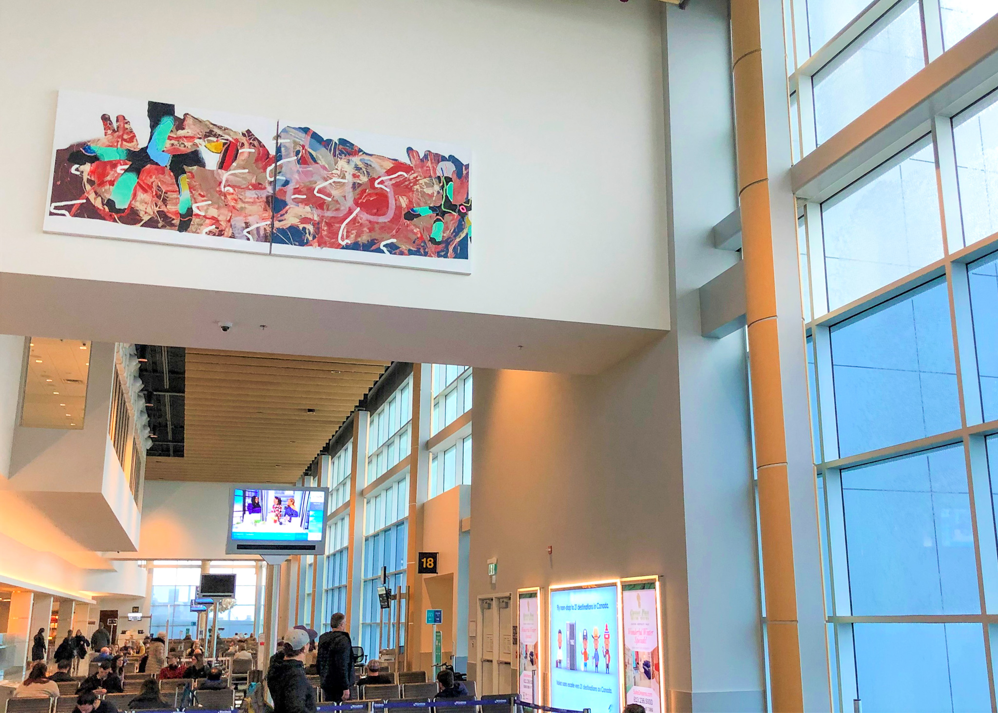 Une photo d'un tableau accroché à l'aéroport